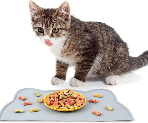 Un buon prezzo. Matto per alimenti per animali da compagnia in silicone per pavimento impermeabile non scivoloso Matto per animali da compagnia per l'alimentazione dei animali da compagnia con bordo rialzato Matto per cucchiaie per gatti Viaggi facile da prendere in linea