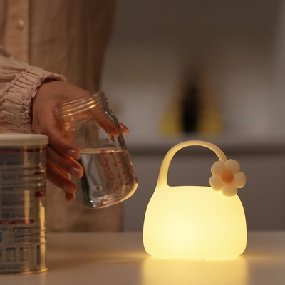Un buon prezzo. Lampada notturna in silicone impermeabile 109g Lampada notturna per bambini ricaricabile in linea