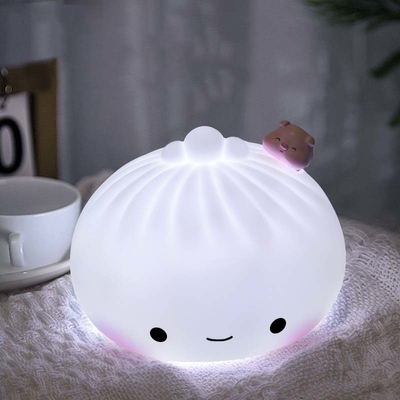 Un buon prezzo. Luce notturna per bambini carina Luce per asilo nido in morbido silicone a 7 colori per l'arredamento della camera dei bambini con lampada notturna carina ricaricabile portatile in linea
