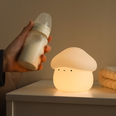 Un buon prezzo. Funghi luce notturna per bambini squishy luce notturna di silicone 7 colori morbidiTap Control Rechargeable Sleep Timer accanto alla lampada in linea