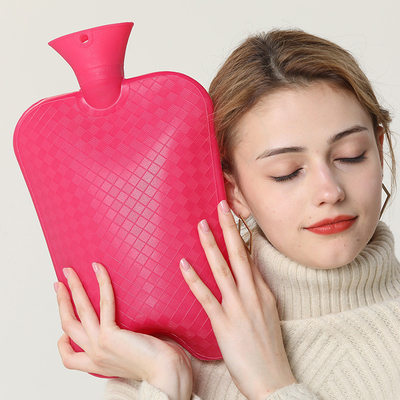 Un buon prezzo. Bottiglia di acqua calda di gomma morbida con coperchio, sacchetto dell' acqua calda 3 litri per alleviare il dolore. in linea