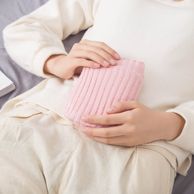 Un buon prezzo. Bottiglia d'acqua calda siliconica a contatto morbido impermeabile per alleviare il dolore in vita schiena collo spalle Theopy in linea