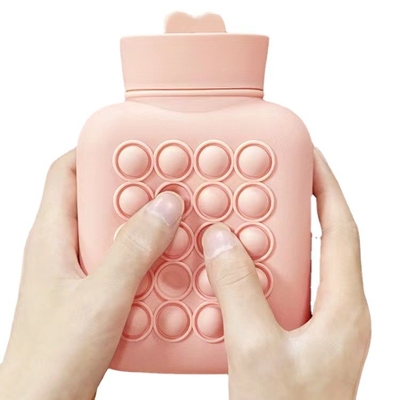 Un buon prezzo. Bottiglia di acqua calda da 1 litro per sollievo del dolore senza BPA e con copertura morbida in silicone alimentare in linea