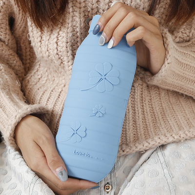 Un buon prezzo. Cappuccio a vite antiperdita Bottella di acqua calda in silicone classica per il riscaldamento del letto mestruale in linea