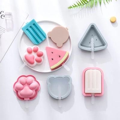 Un buon prezzo. Stampi di ghiacciole per bambini di cartone animato - 4 confezioni, 10 cavità di ghiacciole di ghiaccioli in silicone di qualità alimentare, con bastoncini riutilizzabili, design piatto non appiccicoso, facile rilascio, impilabile per risparmiare spazio in linea