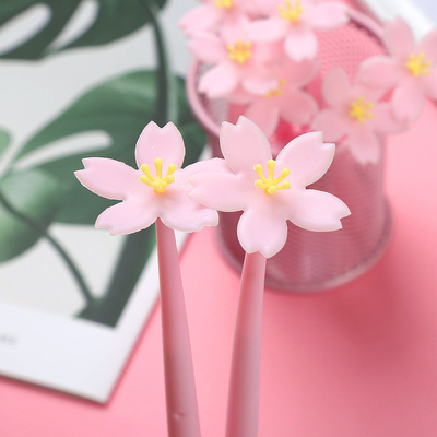12pcs Cute Pink Flower Gel Ink Pen Scrivendo Penne 0,5 mm Black Ink Fun Kawaii Penne Ingrosso Per Bambini Forniture scolastiche di ufficio