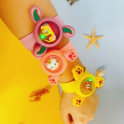 Un buon prezzo. Braccialetti anti zanzara ultra-sicuri per la protezione della famiglia - Braccialetti di silicone naturali con olio di citronella e di eucalipto di limone. Difesa da insetti non tossica e priva di DEET che dura 7 giorni. Carino cartone animato. in linea
